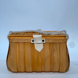 PICNIC BASKET WITH WOOD CHIP HONEY